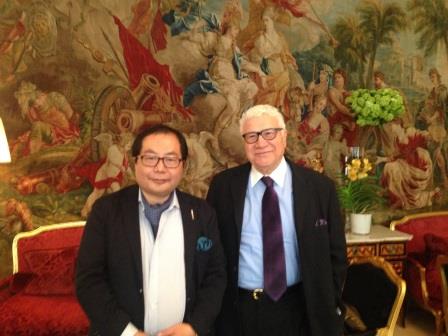 Dr.Ramzi Sanbar, President of the SDC Group, (L2) loves Chinese Buddhist art