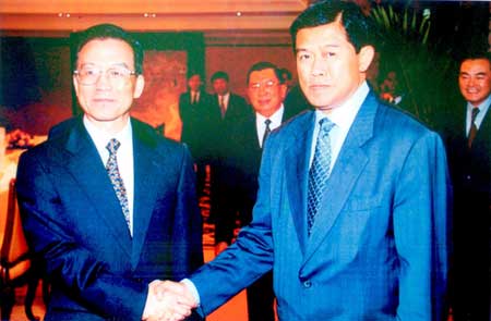 Premier Wen Jiabao(left)met with Mr. Korn Dabbaransi
