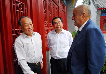 Leon H. Charney, Former Special Envoy of Middle East affairs under the American president,is talking with Chinese Foreign Minister Li Zhaoxing, and the Executive Vice Chairman of APECF Xiao Wunan