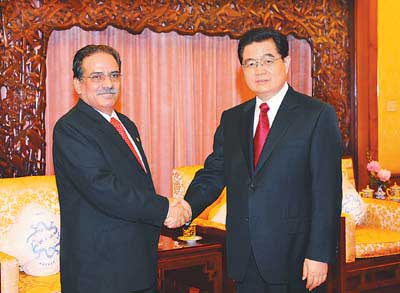 图为中国国家主席胡锦涛在钓鱼台国宾馆会见了前来出席北京奥运会闭幕式的尼泊尔总理普拉昌达