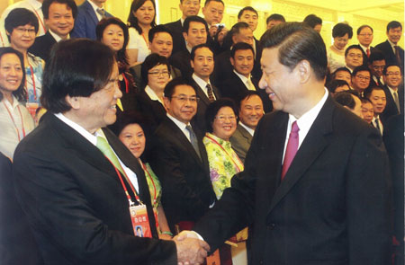 图为中国国家副主席习近平先生(右)亲切接见张晓卿先生