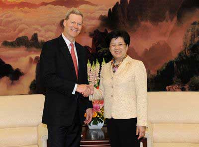 State Councillor Chen Zhili (Right) met with Mr. Rockefeller
