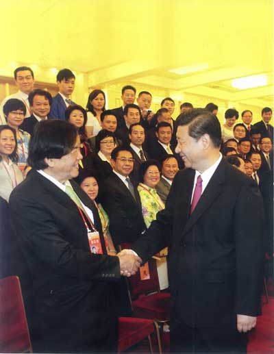 习近平先生（右）与张晓卿先生（左）亲切握手