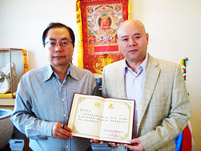 Xiao Wunan, Executive Vice Chairman of APECF, accepts letter of appointment from Beijing University