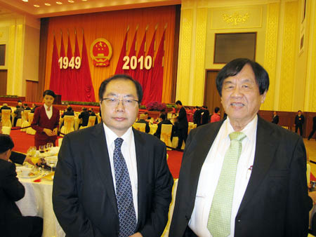 基金会共同主席张晓卿（右）和基金会执行副主席肖武男（左）合影