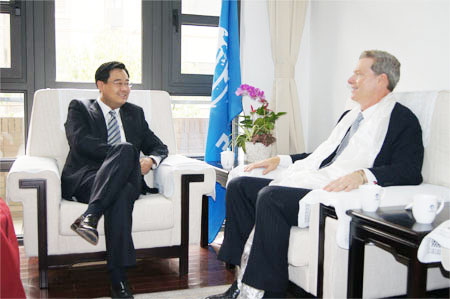 Gao Qing, Secretary-General of APECF holds talks with Mr. Rockefeller (right)