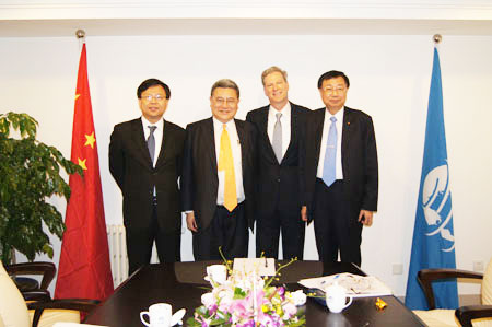 从左至右：基金会副主席刘奕成、副主席黄齐元、共同主席史蒂夫・洛克菲勒(Steven C. Rockefeller Jr.)、副主席王伯鑫合影