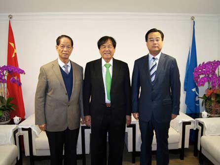 Zhang Weichao(L1), former Deputy Director of the Overseas Chinese Affairs Office of the State Council and Deputy Director of Committee for Liaison with Hong Kong, Macao, Taiwan and Overseas Chinese.Tan Sri Tiong Hiew King (middle), Co-Chairman of APECF and Gao Qing (R1), Secretary General of APECF