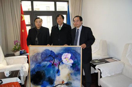 Mr. Huang Yue (L1) gives his oil painting to Mr. Tiong Hiew King