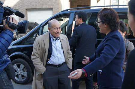 Mr. Charles Wolf receives a warm welcome from the staff of the APECF Beijing Secretariat the moment he gets off the car