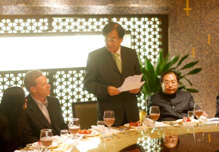 Co-Chairman of APECF Steven C.Rockefeller Jr.(L2), Co-Chairman of APECF Tiong Hiew King (L3), and the Executive Vice Chairman Xiao Wunan (L4) at the welcome banquet