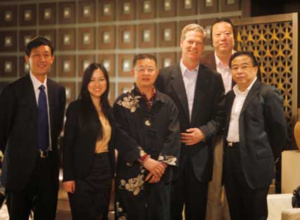 Mr.Rockefeller (L3); Wang Jingdong (L1), Director of the Personnel Bureau of China National Development; Zeng Laide (L3), Principal of the Chinese Painting and Calligraphy Institute; Huang Yue (R1), famous painter; and Yu Wangbo, Chairman of Vanion Investment Group 