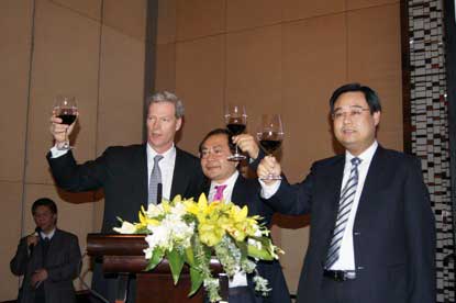 Co-Chairman of APECF Mr.Rockefeller (L), Executive Vice Chairman Xiao Wunan (M), and Vice Chairman & Deputy Secretary-General Mr. Gao Qing (R) proposing a toast to the guests