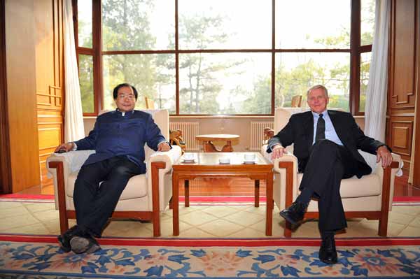 Mr. Xiao Wunan (L), Executive Vice Chairman of APECF, meets Mr. Colin Heseltine (R) at Dayuan Hotel