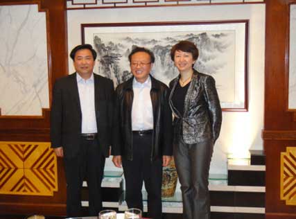 The Secretary-General of China International Economic Exchange Center Mr. Wei Jianguo (middle) invits Vice Chairman Pian Yunlai (left) and Deputy Secretary-General Gong Tingyu (right) before dinner at the business office of the Embassy of the People’s Republic of China in Washington D.C..
