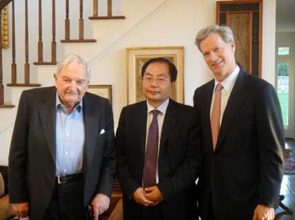 David Rockefeller (left) and Steven Clark Rockefeller, Jr. (right) hold a reception for the Executive Vice Chairman of APECF, Xiao Wunan