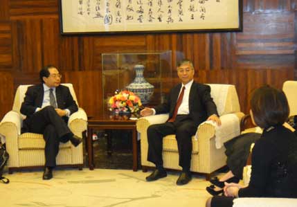 中國駐尼泊爾大使邱國洪先生（中）在大使官邸接見代表團全體成員