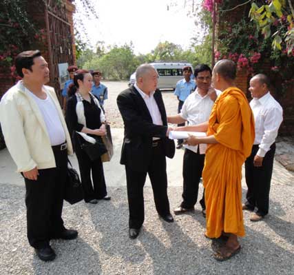 The delegation visits the Thai temple in Lumbini