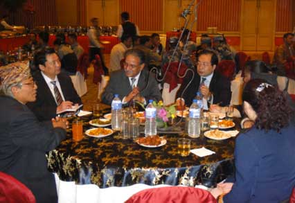 尼泊爾前總理、亞太交流與合作基金會共同主席普拉昌達先生（ Prachanda，左三）設宴款待代表團一行