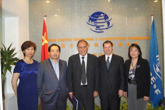Mr. Xiao Wunan (2nd from left), Mr. Uri Dadush (3rd from left), Mr. Paul Haenle (2nd from right) and Ms. Xu Jingjing (1st from right) at the Beijing Secretariat.
