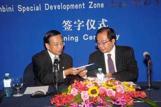 Hu Yuandong (left), Director of the United Nations Industrial Development Organization (UNIDO) and Xiao Wunan (right), Executive Vice Chairman of APECF
