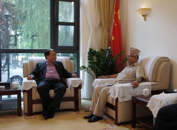 Mr. Xiao Wunan (left) and Mr. Nepal (right) hold a cordial talk.