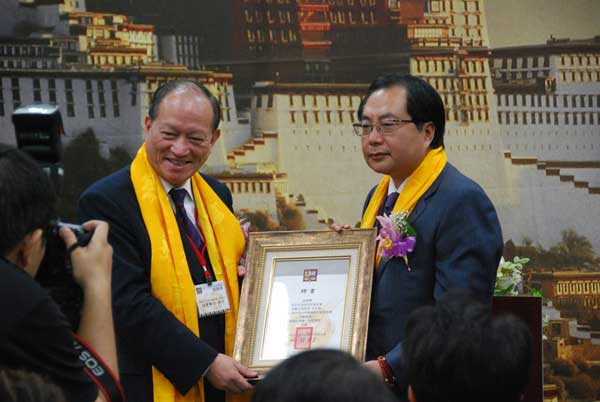 图为肖武男先生接受由台湾前立法院副院长钟荣吉先生颁发的“新竹亚太国际宗教文创基金会”荣誉主席的聘书