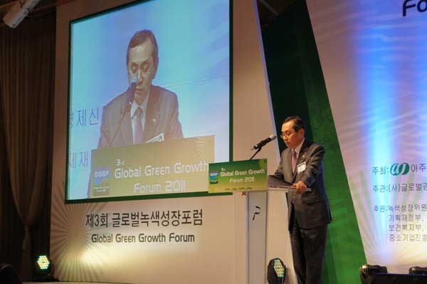 Chairman of Korea’s Knowledge Economy Commission Kim Younghwan delivers an opening speech