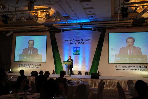 Executive Vice President of APECF Mr. Xiao Wunan delivers an opening speech