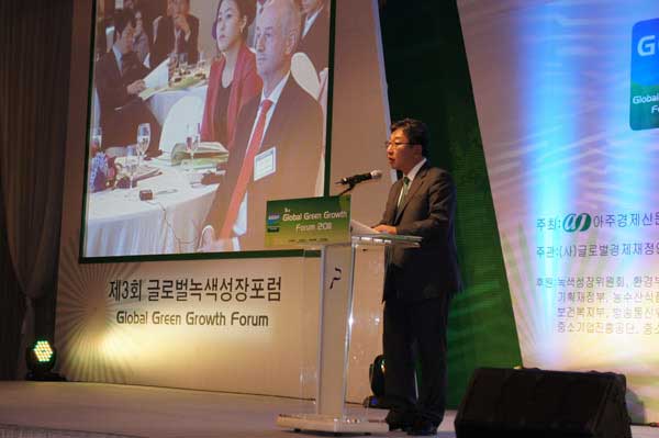 Planning Officer of Korean President for Green Growth Kim Sang Hyup delivers an opening speech
